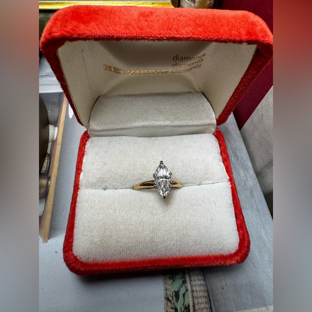 Elegant 14k yellow Gold 1.51 carat Marquise-Cut diamond engagement ring